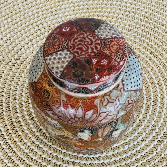 Antique Satsuma Japan Hand Painted Covered Ginger Jar - Picture 4 of 8